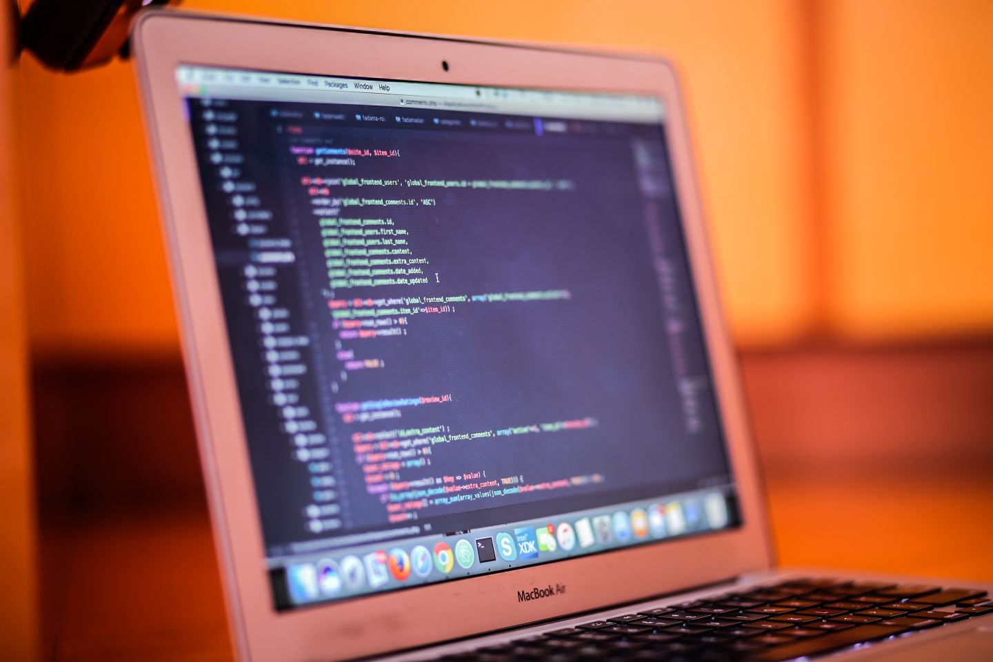 Un MacBook affichant du code