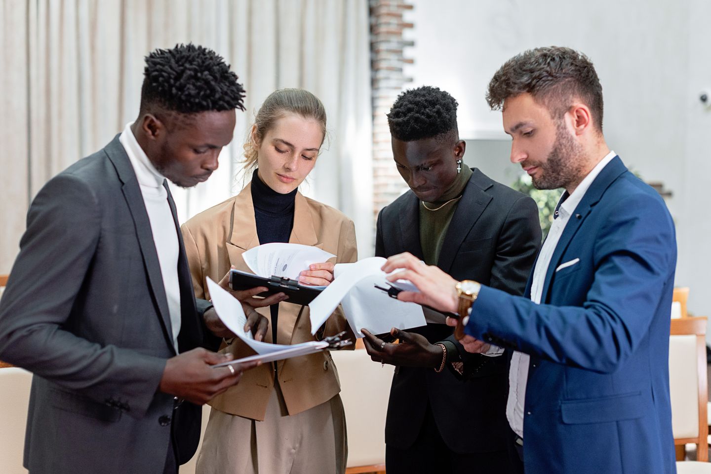 Professionnels réunis pour examiner des documents papier ; illustration du travail documentaire en équipe